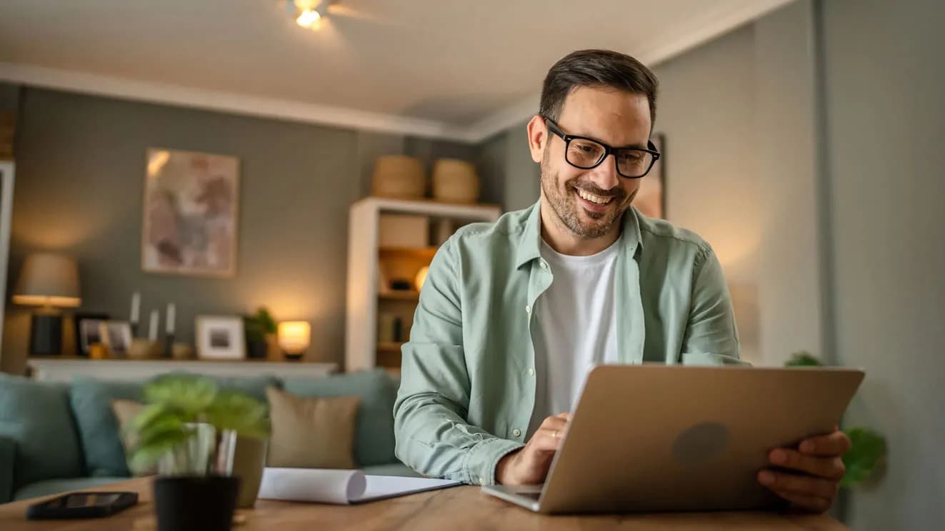 Techniciens ADDICTT au travail sur un parc informatique d’entreprise